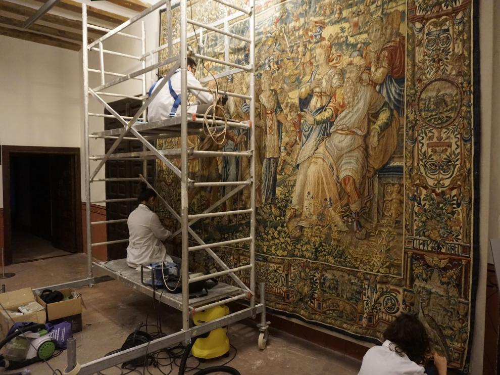 El grupo, trabajando sobre un tapiz del Museo Diocesano.