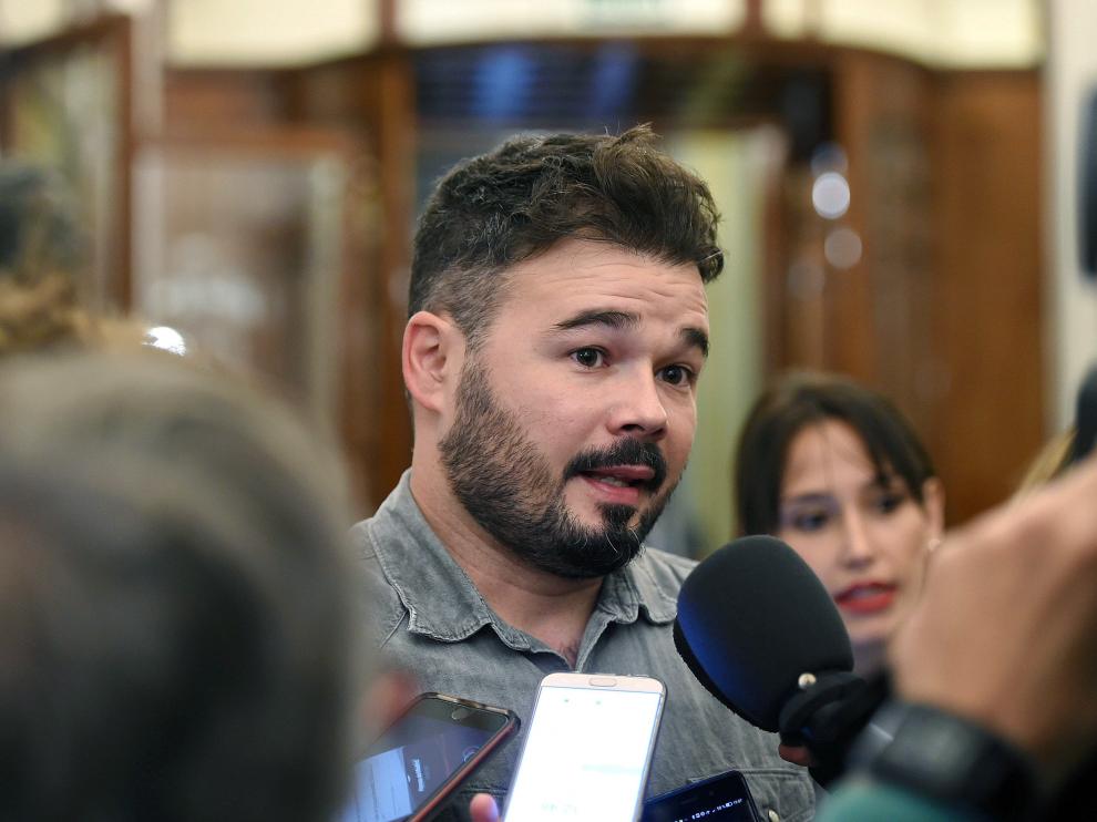 Gabriel Rufián atendiendo a los medios en imagen de archivo.