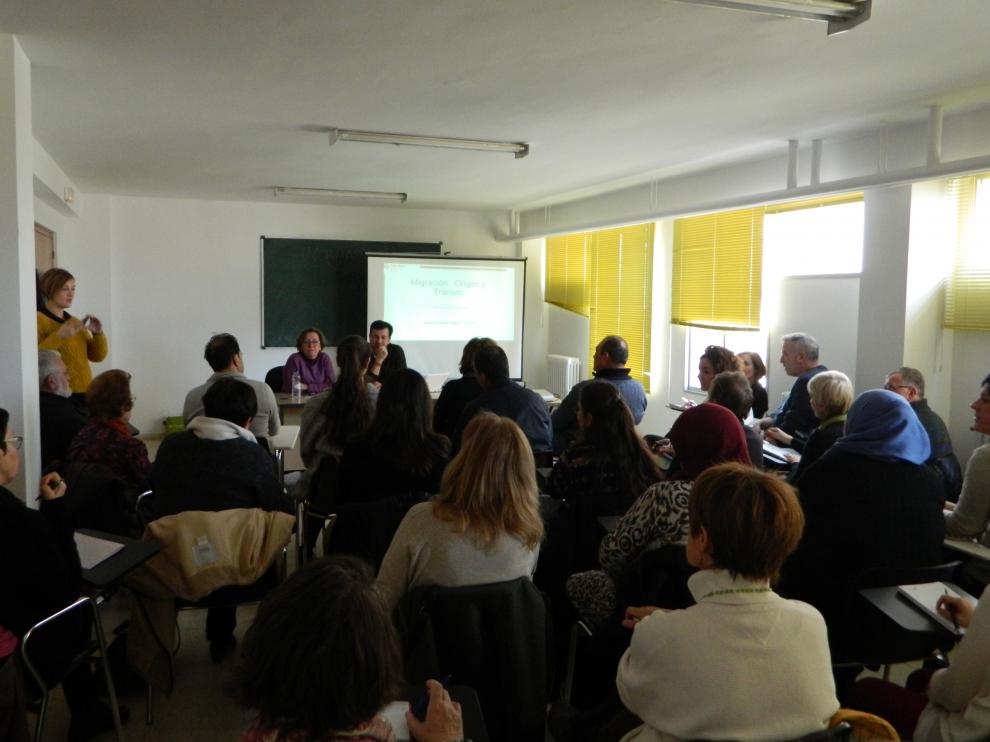 Asistentes al taller antirrumores organizado desde Servicios Sociales de la comarca.