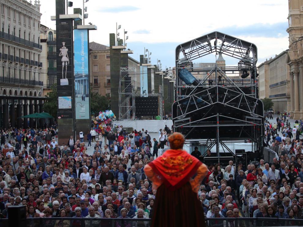Jotas en la plaza del Pilar