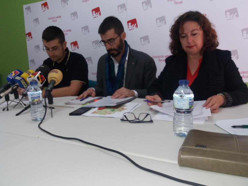 Los dirigentes de IU, durante la rueda de prensa sobre el FITE.