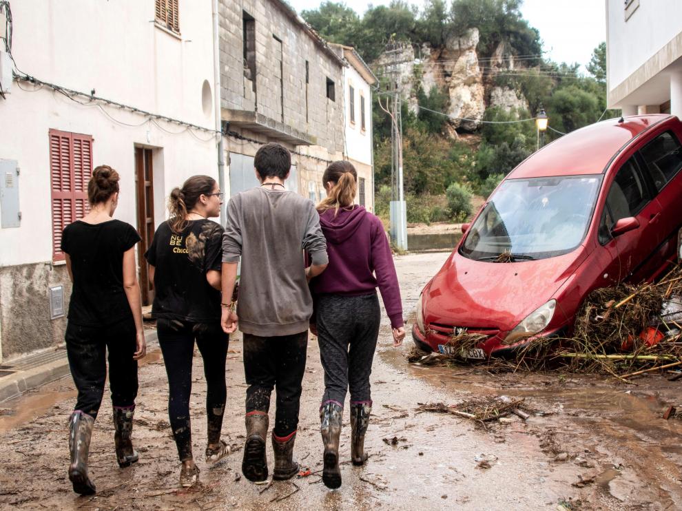 Vecinos y voluntarios han colaborado en las tareas de limpieza en Sant Llorenç tras la riada.