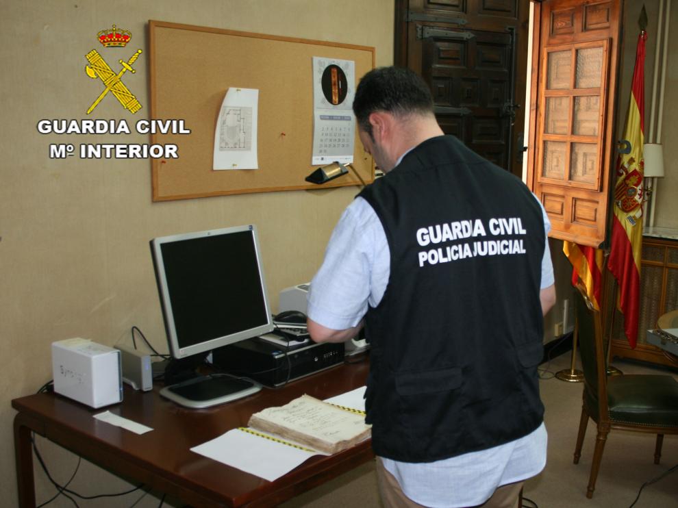 Un agente de la Guardia Civil investigando en el Archivo Histórico Provincial de Zaragoza.