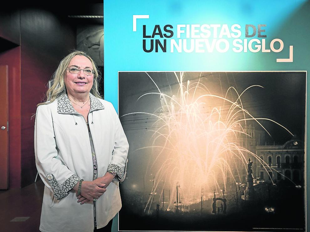 Teresa Grasa, ante una bella y perfecta foto de Aurelio Grasa de los fuegos artificiales, 1913.