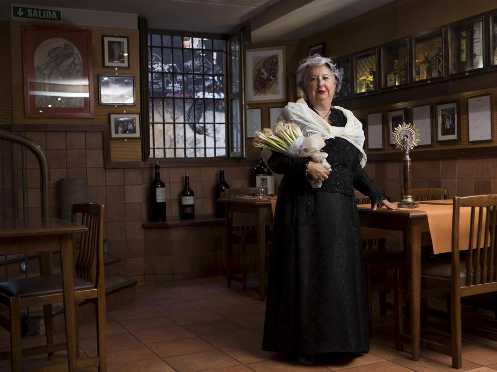 Teresa Blasco, vestida de baturra y con un ramo de ajetes como el que llevará mañana en la Ofrenda de Frutos.