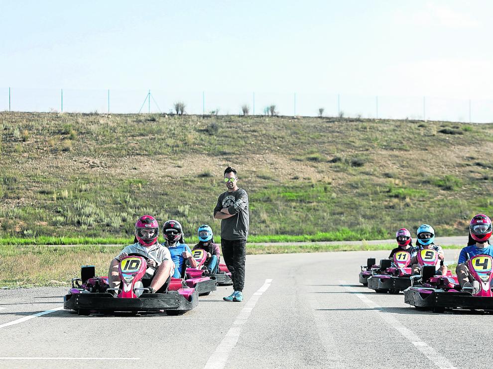 Un grupo de pilotos se alista para los entrenamientos libres cronometrados en el circuito de Torremocha.