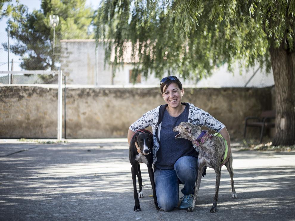 Lorena Martínez posa flanqueada por Petra a la izquierda y otra galga de acogida.