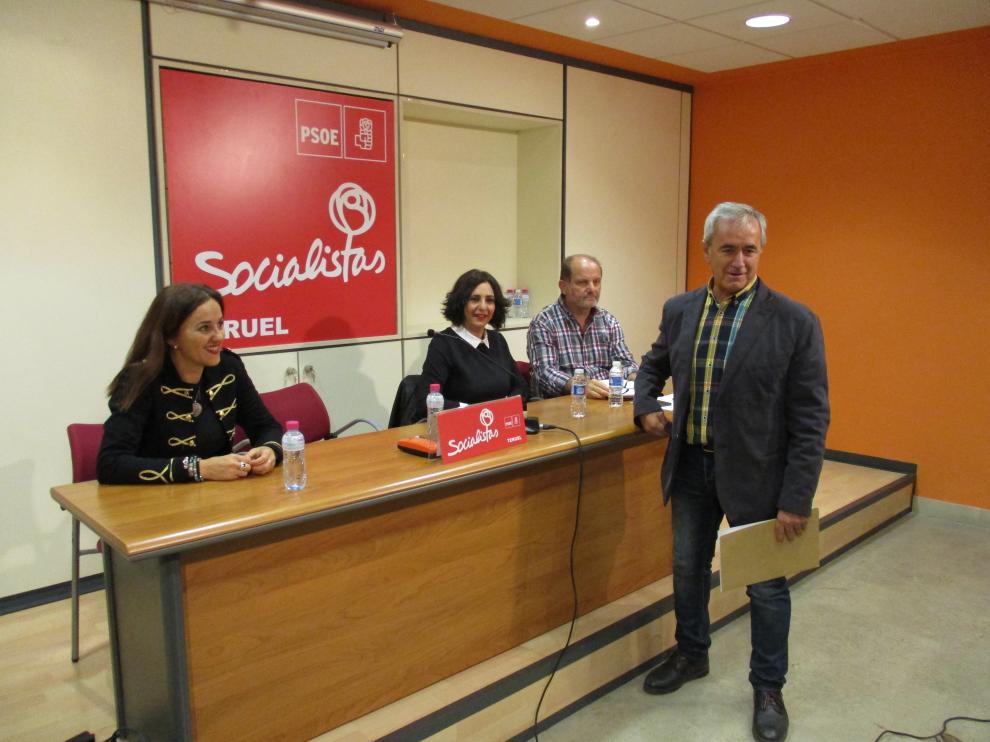 Samuel Morón, de pie, durante la rueda de prensa del PSOE en la sede de Teruel.