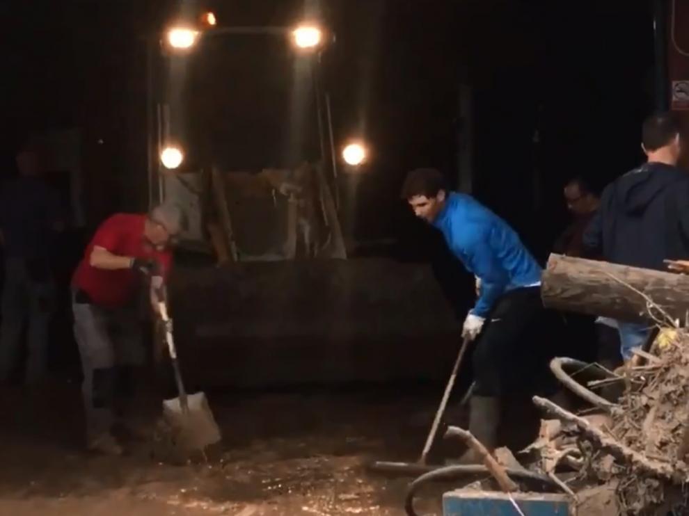 Nadal, en un fotograma del vídeo en el que se le ve achicando agua.