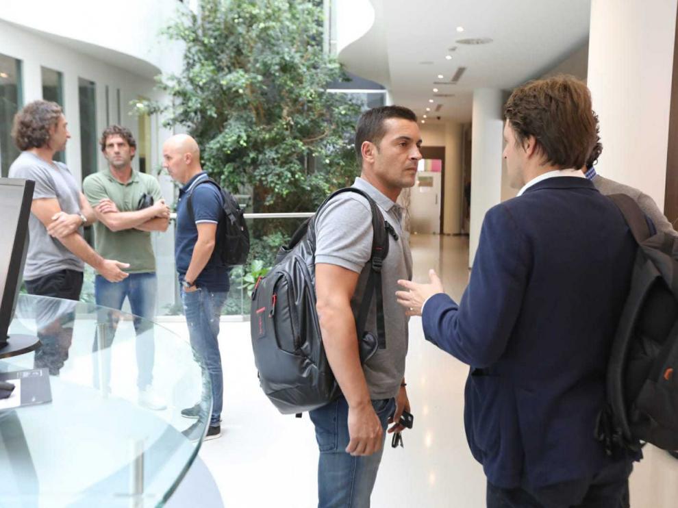 Francisco Rodríguez (en el centro) a su llegada a Huesca este miércoles.