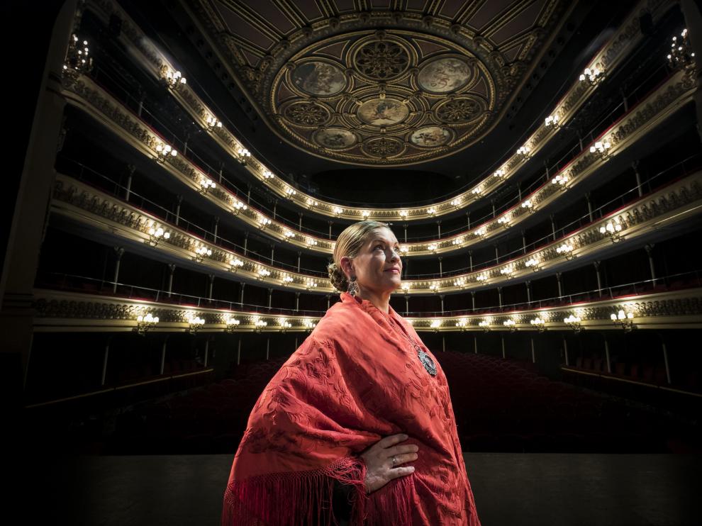 La cantadora Elena Casaña, en el Teatro Principal de Zaragoza, el templo jotero por excelencia aunque desde hace unos años no se celebre allí el Certamen de Oficial