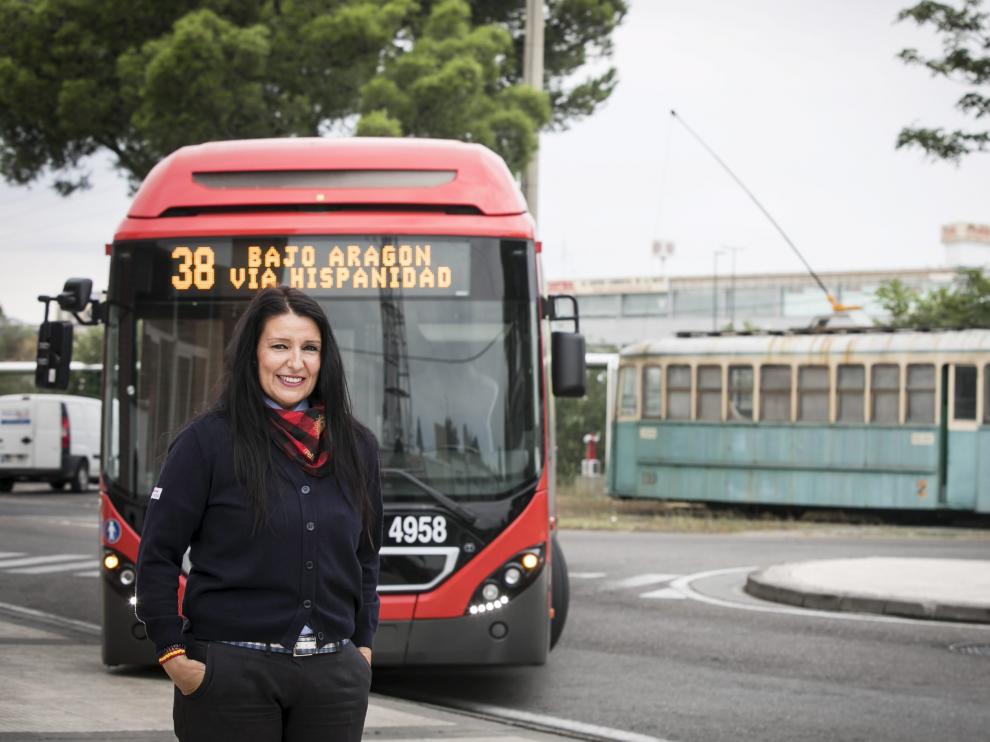 Ana Belén Longares conduce un autobús urbano de Zaragoza desde hace diez años