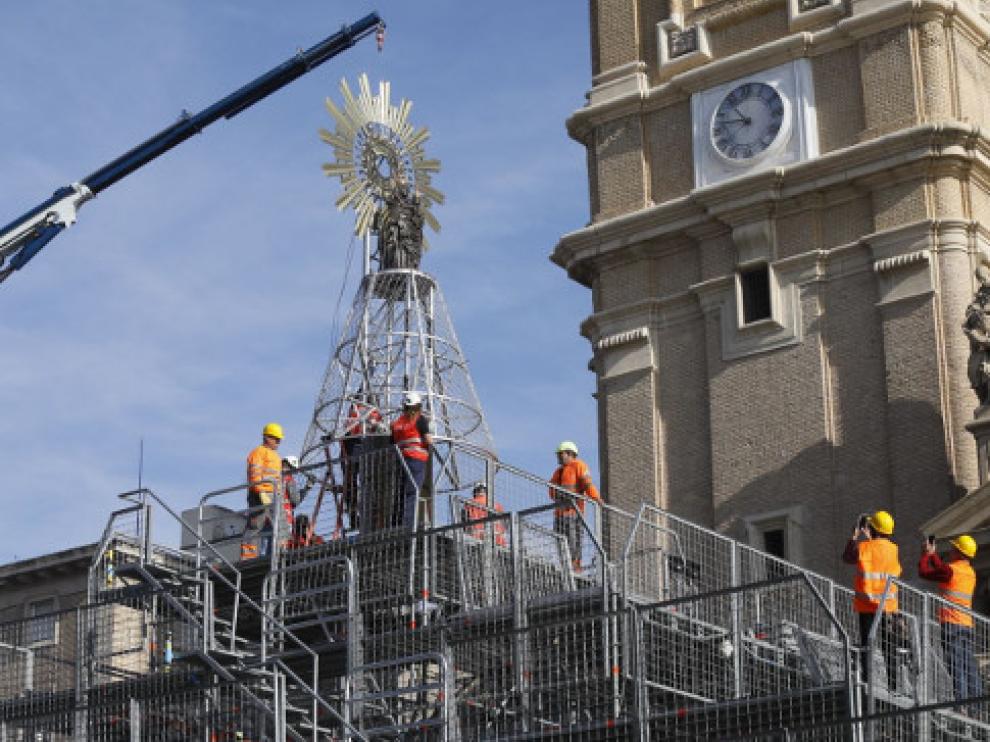 La Virgen del Pilar ya luce en lo alto de la estructura de la Ofrenda