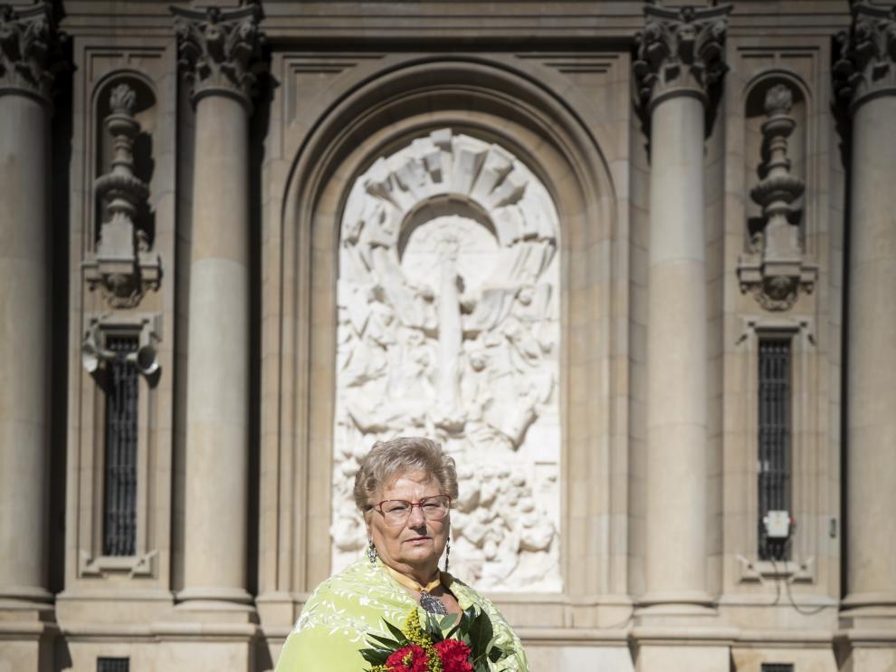 Angelines Benedi, vestida de baturra y con un ramo de claveles rojos, las mismas flores con las que se confecciona la Cruz de Lorena.