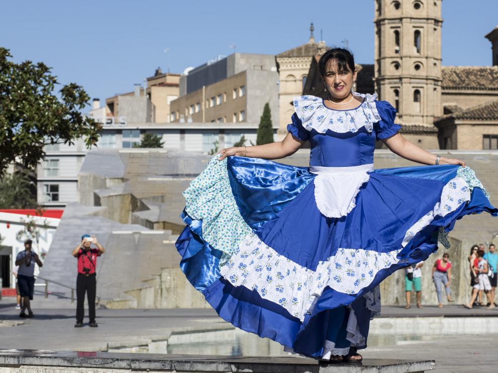 Helen Alías Zamora vestida con el traje de chaqueña de su natal Yacuiba, ciudad del departamento de Tarija, al sur de Bolivia