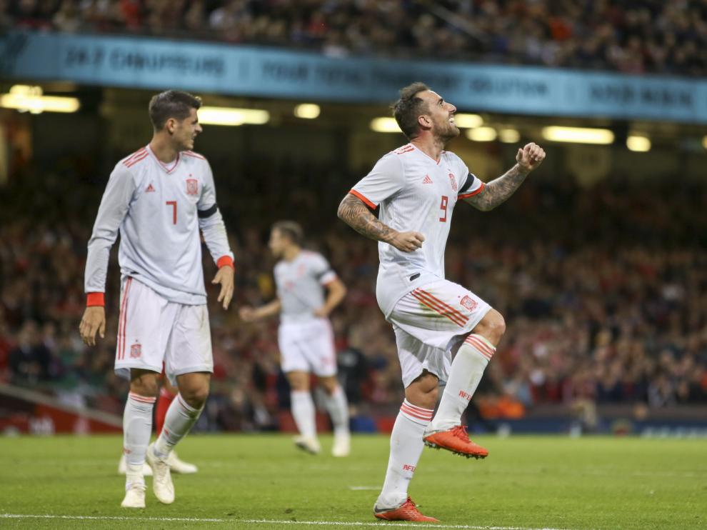Paco Alcácer celebra tras amrca uno de los goles en el Gales-España.