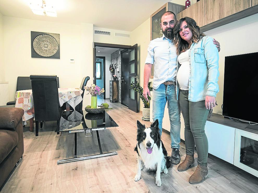 Jorge y Ángela, acompañados por su perro Máximo, en su vivienda de Parque Venecia