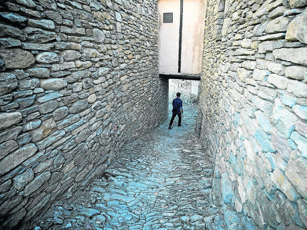 Una de las impactantes calles del pueblo medieval de Montañana.