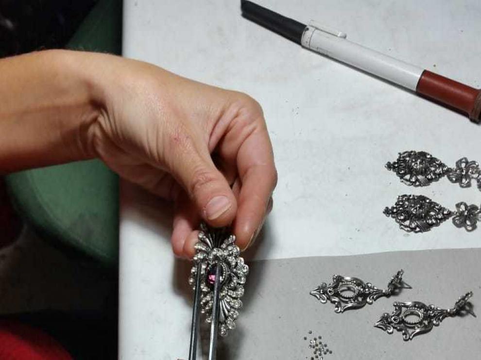 Iliana Casasnovas creando una pieza de joyería baturra.