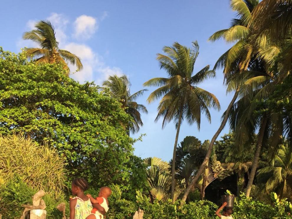 Imagen facilitada por una óptica en una expedición de voluntarios de la Fundación Ilumináfrica a Camerún.