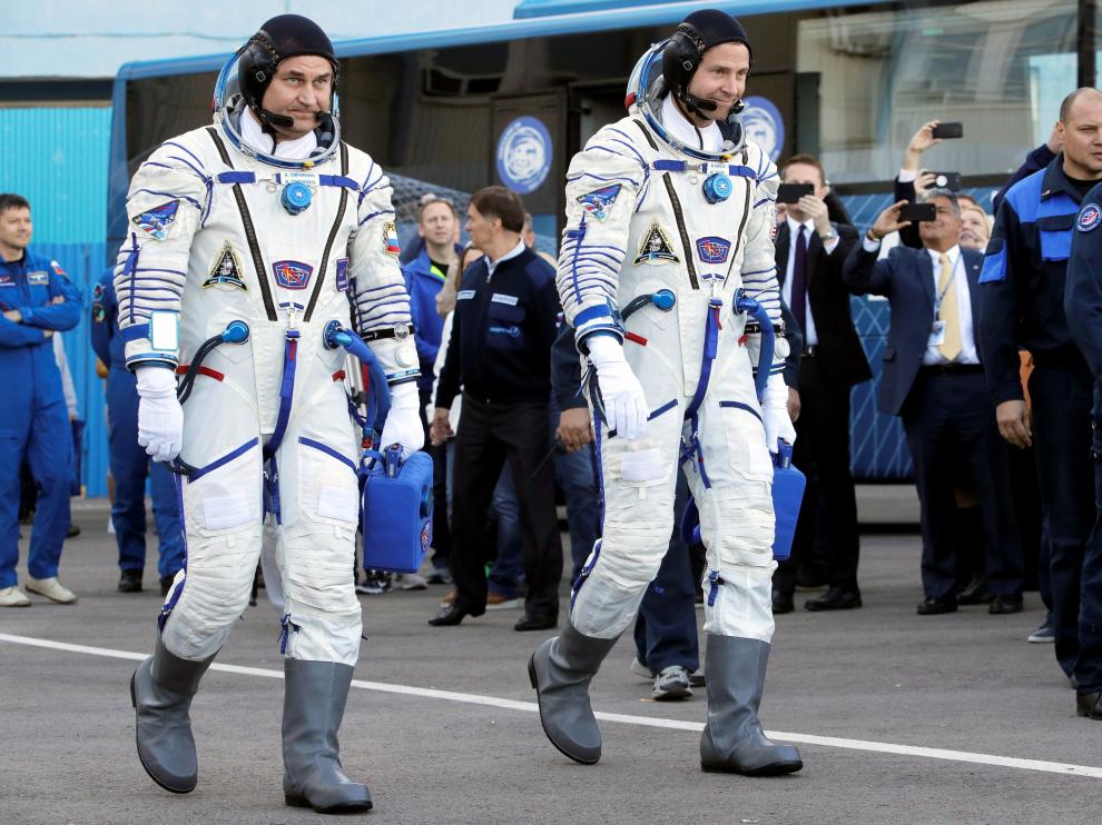 Alexey Ovchinin y Nick Hague, momentos antes de subir a bordo de la Soyuz MS-10.