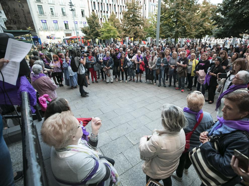 Imagen de una concentración de repulsa en la plaza de España por la agresión sexual en Delicias durante las Fiestas del Pilar.