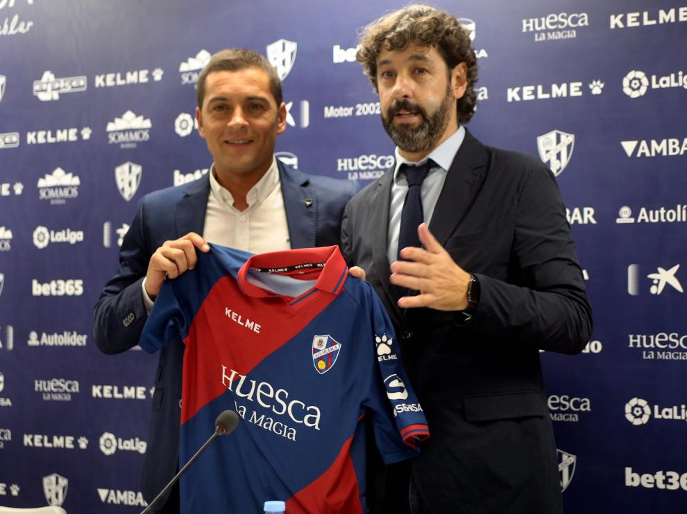 Francisco Rodríguez, nuevo entrenador del Huesca, junto al director deportivo Emilio Vega en la presentación celebrada este jueves.