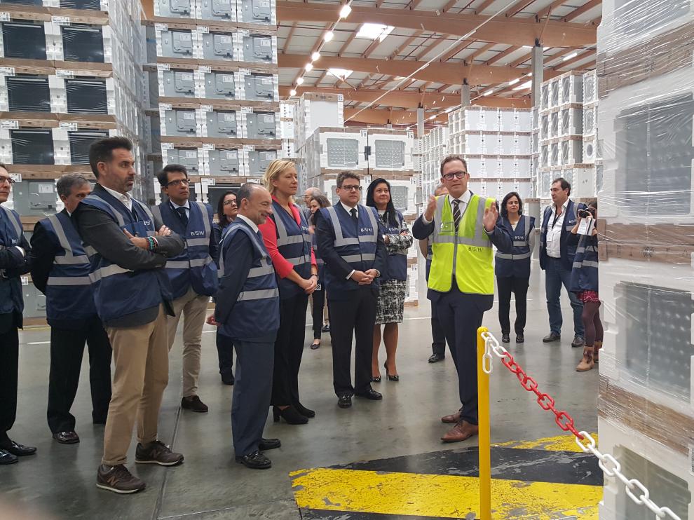La consejera Marta Gastón, durante una visita a las instalaciones de la empresa BSH en Plaza.