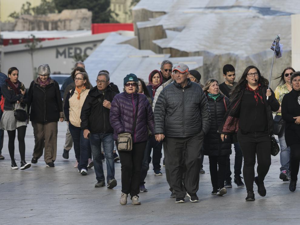 Un grupo de turistas, este jueves por la mañana en la plaza del Pilar.