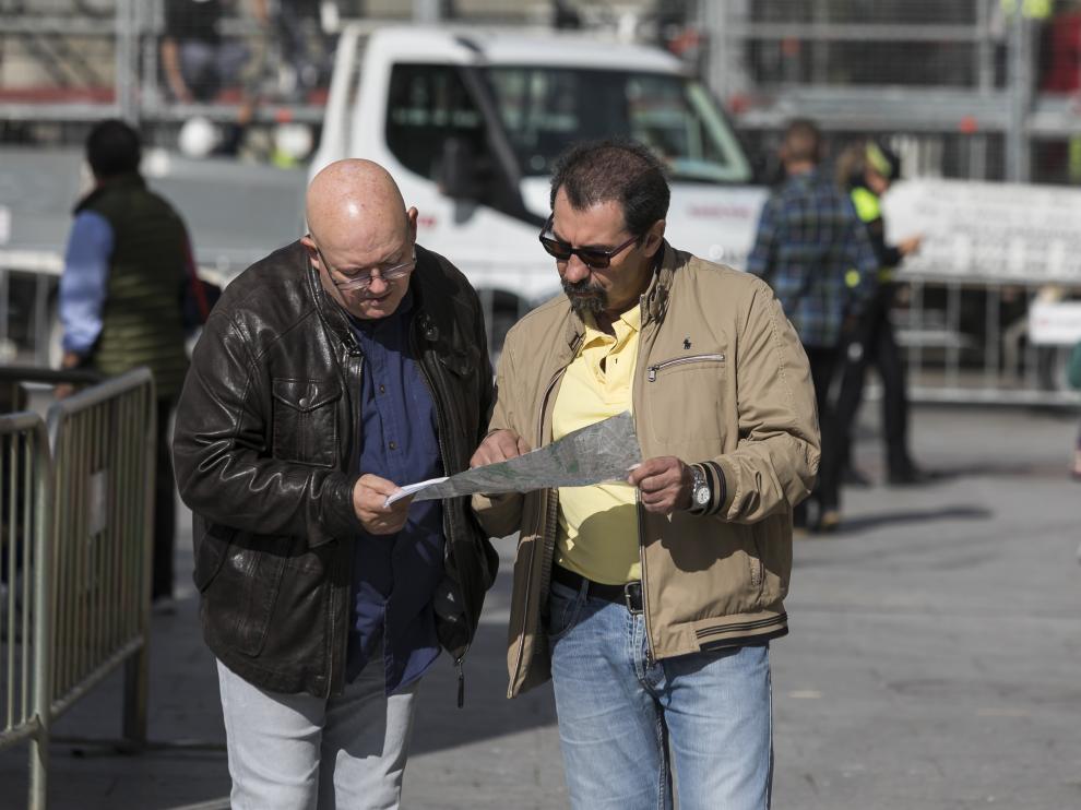 Dos turistas consultan un mapa, este jueves en la plaza del Pilar.