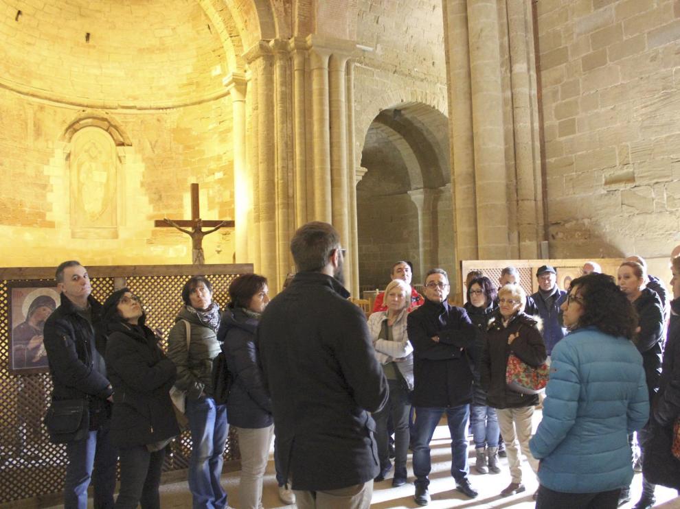 Participantes en una visita guiada al monasterio de Sijena.