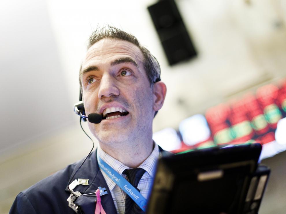 Corredores de bolsa trabajan hoy, miércoles 10 de octubre de 2018, en la Bolsa de Valores de Nueva York (Estados Unidos). Wall Street cerró hoy con fuertes pérdidas, que se aceleraron en la última media hora, y el Dow Jones de Industriales cayó un 3,09 %, su peor descenso desde febrero, en medio de ventas generalizadas en el sector tecnológico.