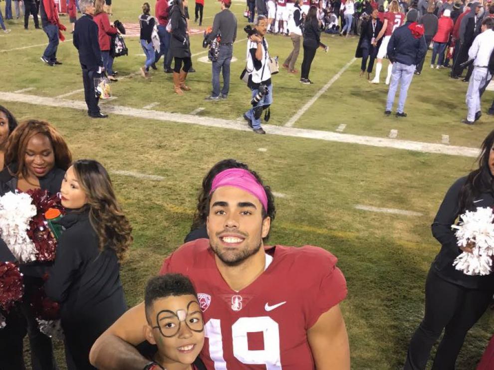 JJ Arcega, tras un partido de esta temporada, junto con su hermano Keanan