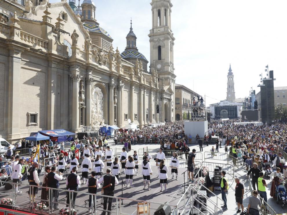 La plaza del Pilar presentó un aspecto festivo y multitudinario a lo largo de la jornada.