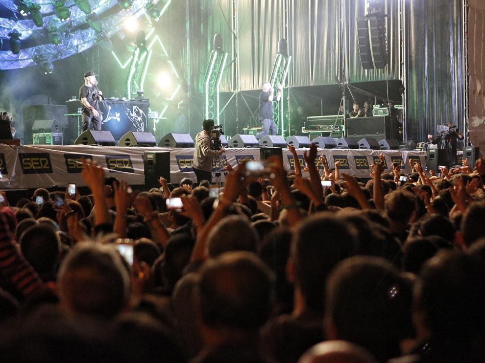 Momo y Kase.O actuaron en la plaza del Pilar