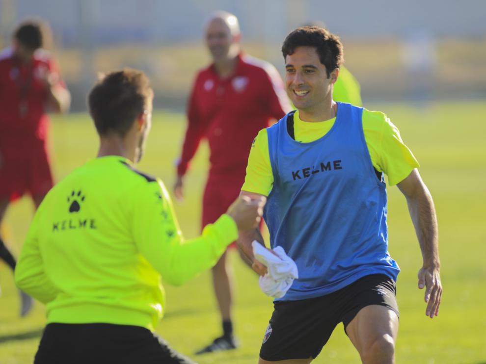 Xabi Etxeita, frente a Jorge Miramón durante un ejercicio del entrenamiento de esta mañana.