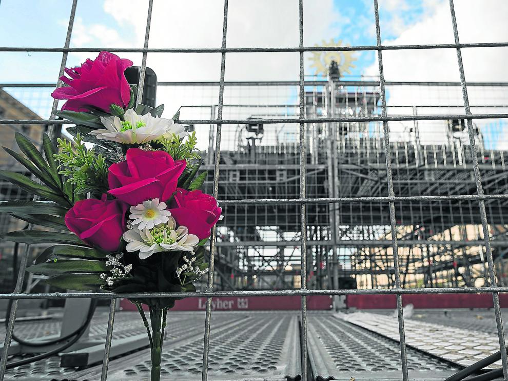 Todo listo para 'tejer' con flores el manto de la Virgen