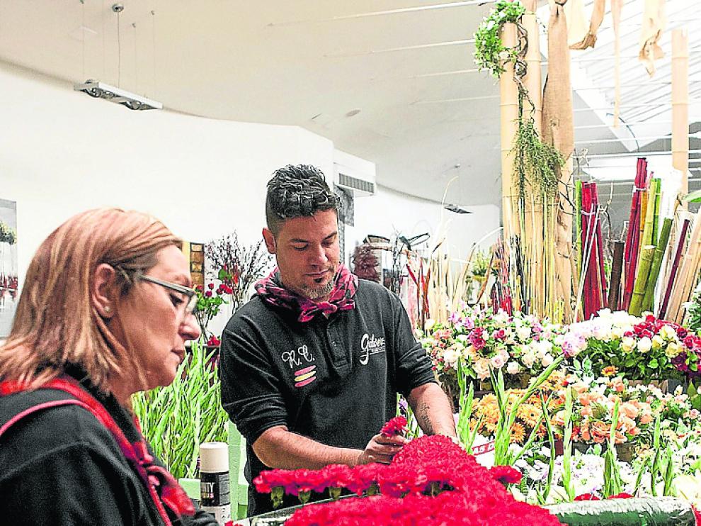 Gálvez Floristas preparan todos los años la Cruz de Lorena con claveles rojos que se colocará hoy en el manto de la Virgen. heraldo