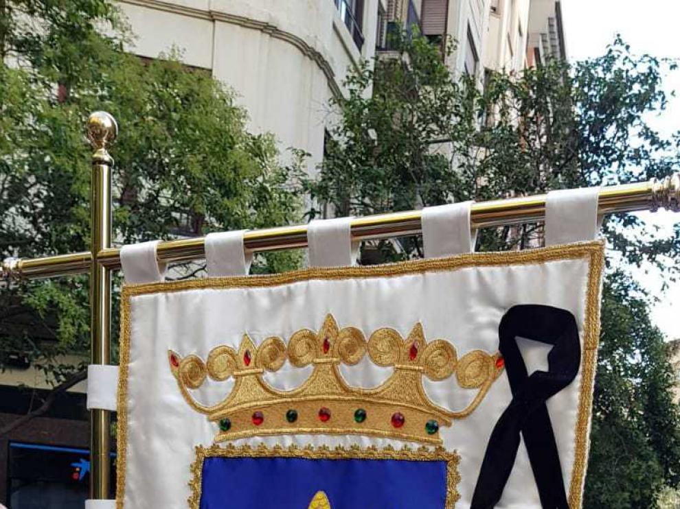 El grupo de vecinos de Paniza que participó ayer en la Ofrenda llevó el estandarte con un crespón negro en memoria del fallecido.