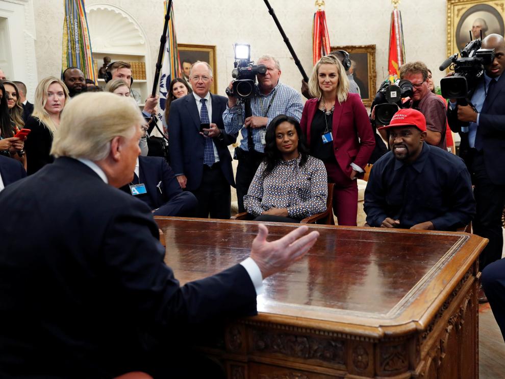 Donald Trump durante el encuentro con el rapero Kanye West en el Despacho Oval.