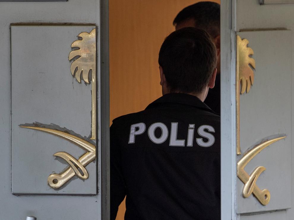 Un policía turco entra en el consulado de Arabia Saudí en Estambul.