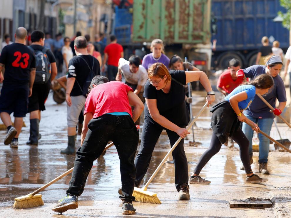 Voluntarios y vecinos trabajan para reparar los daños causados por las inundaciones en Sant Llorenç.