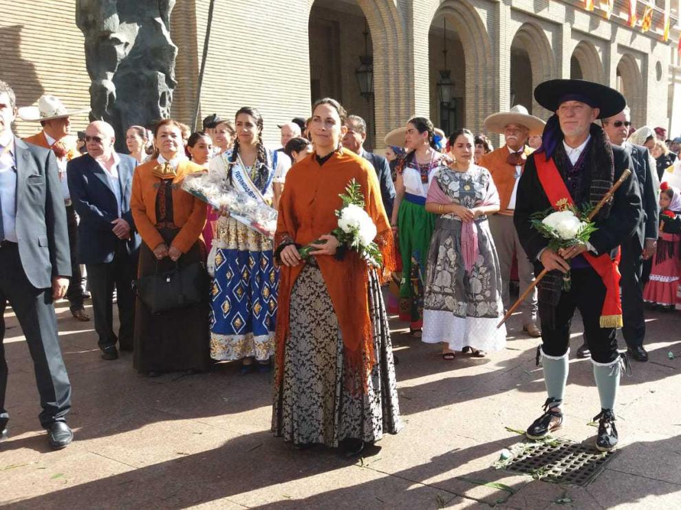 El alcalde participa en la Ofrenda de Flores.
