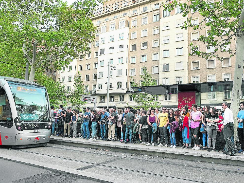 La parada de Gran Vía ha estado hasta los topes durante toda la tarde de este sábado por la afluencia a los espacios festivos.