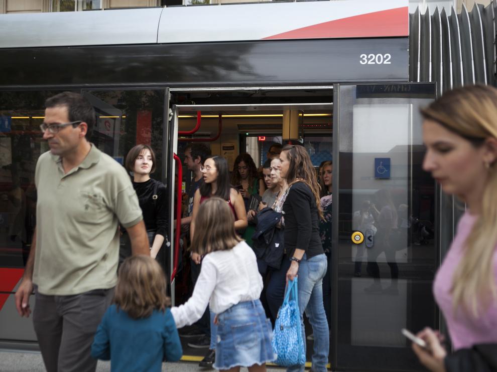 Usuarios del tranvía durante uno de los tramos de huelga del pasado sábado.