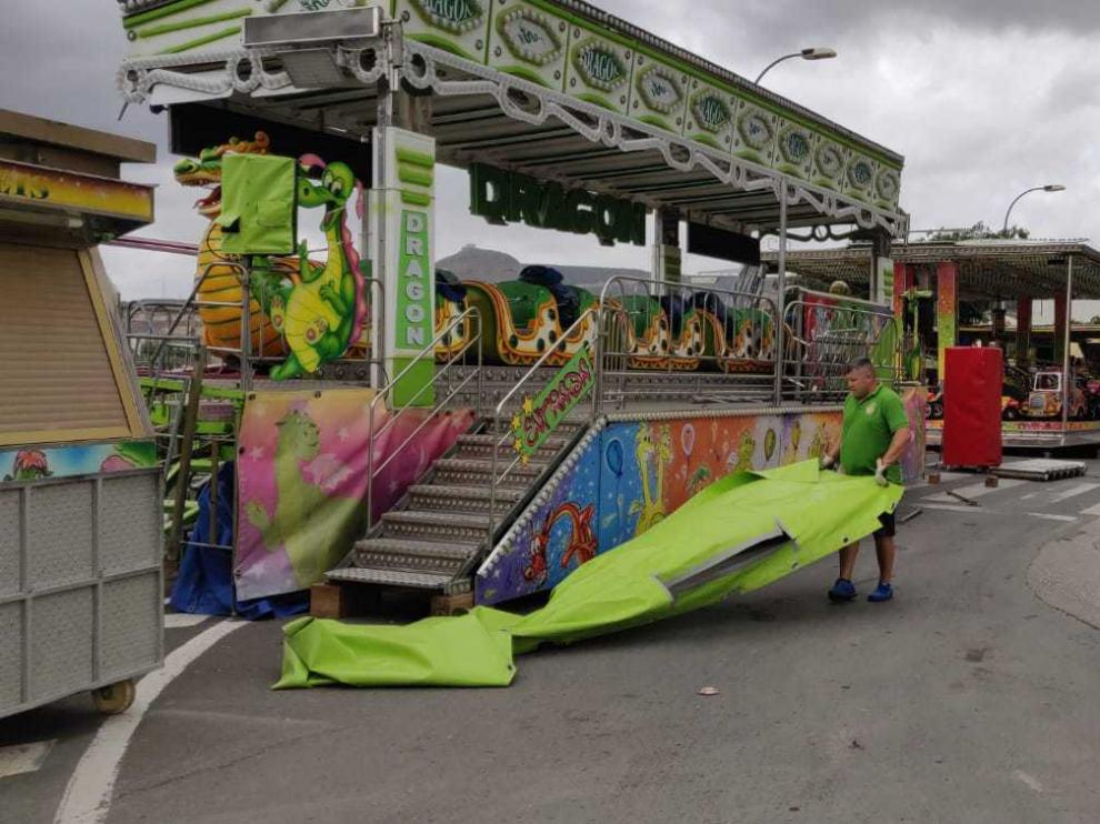 Los feriantes han comenzado a desmontar las atracciones de más altura.