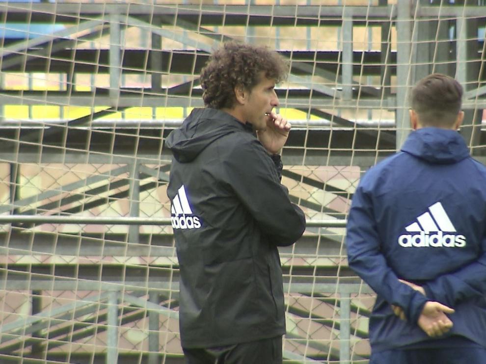 Imanol Idiakez charla a solas con Javi Ros, segundo capitán del Real Zaragoza, en la mañana de este domingo, tras el regreso de Soria.