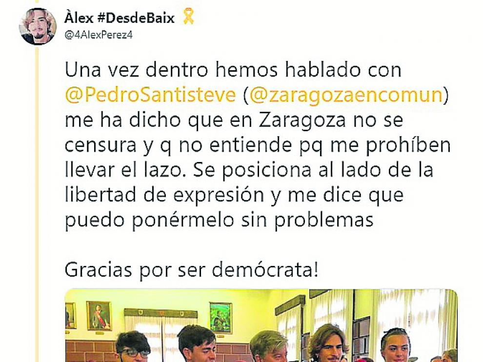 Santisteve, junto a tres de los cuatro jóvenes invitados por la Casa Catalana en Zaragoza que decidieron llevar lazos amarillos en la Ofrenda.