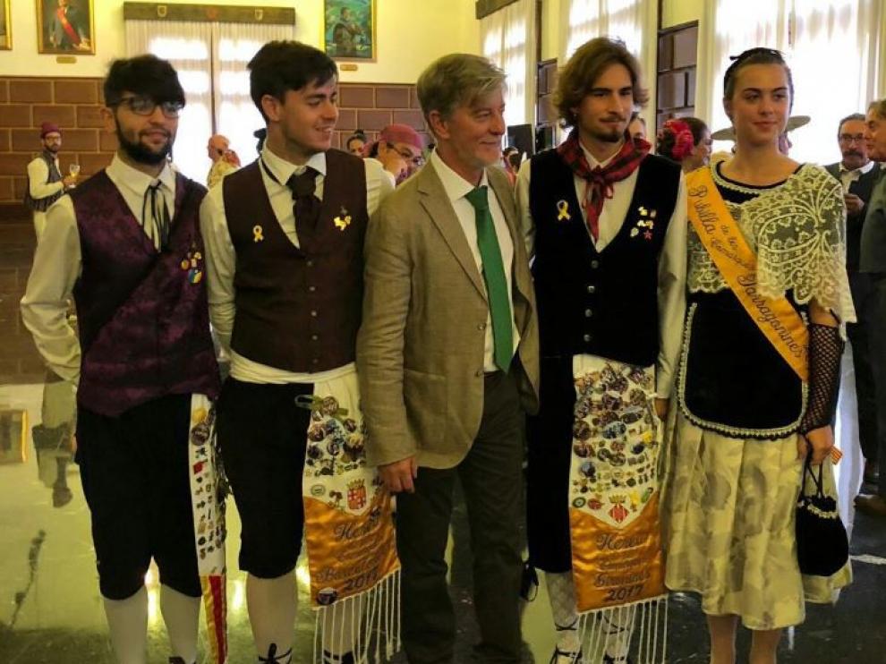 Santisteve, junto a los portadores de los lazos amarillos, en el Consistorio