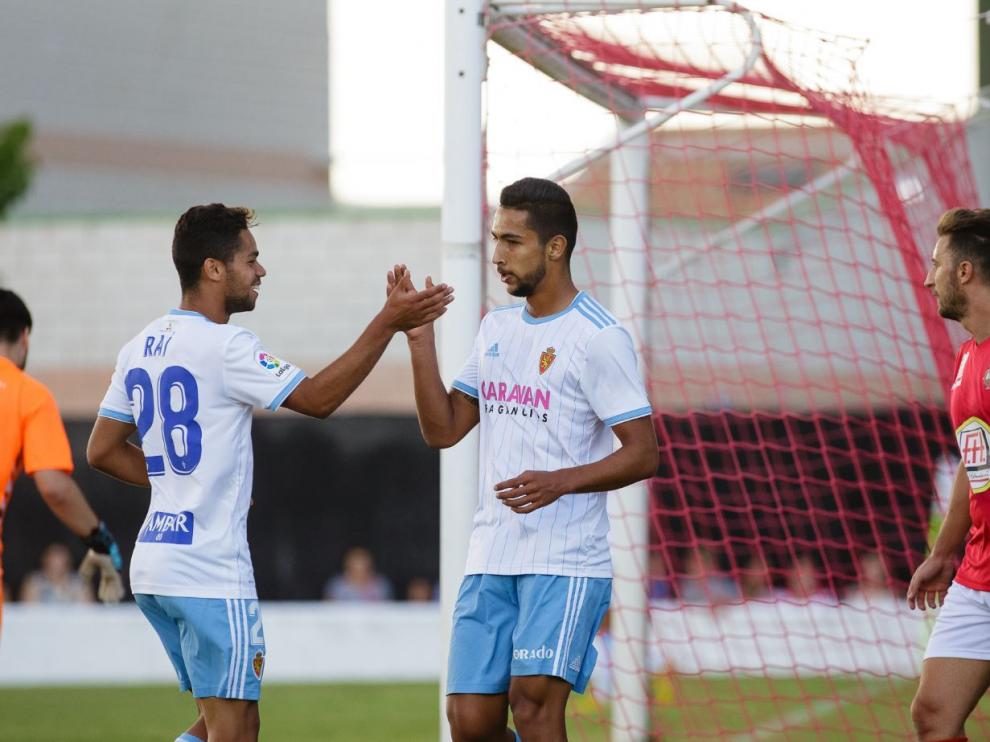 Raí Nascimento (izda.) y Jeison Medina (dcha.) se felicitan tras anotar un gol en el partido de las peñas jugado hace un mes en Calamocha (Teruel).